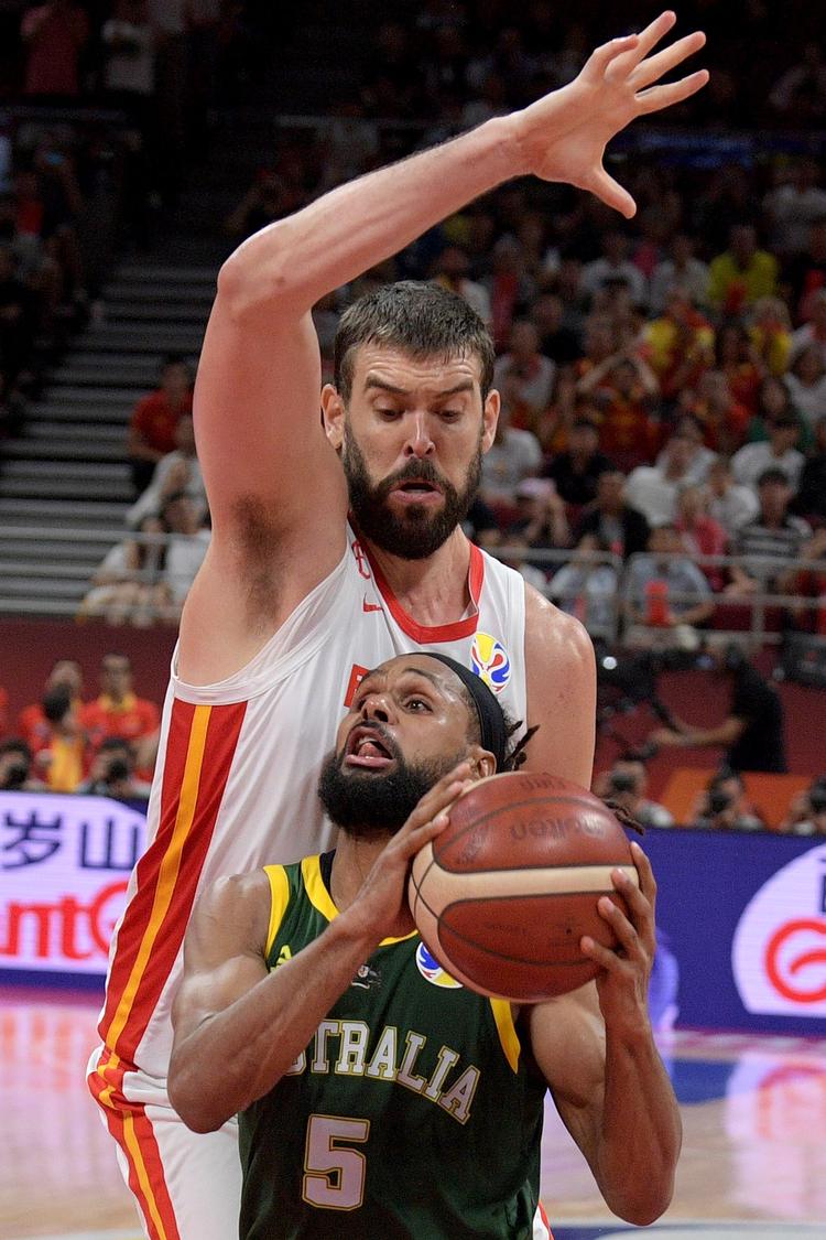 Spaniens Marc Gasol 'truer' Australiens Patty Mills under semifinalen i Beijing fredag.
   Foto: Noel Celis/Ritzau Scanpix