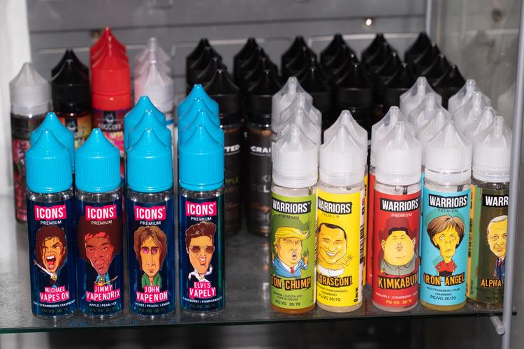 
    Forskellige frugtsmage til E-cigaretter. 

   Foto: Andreas Merrald/POLFOTO