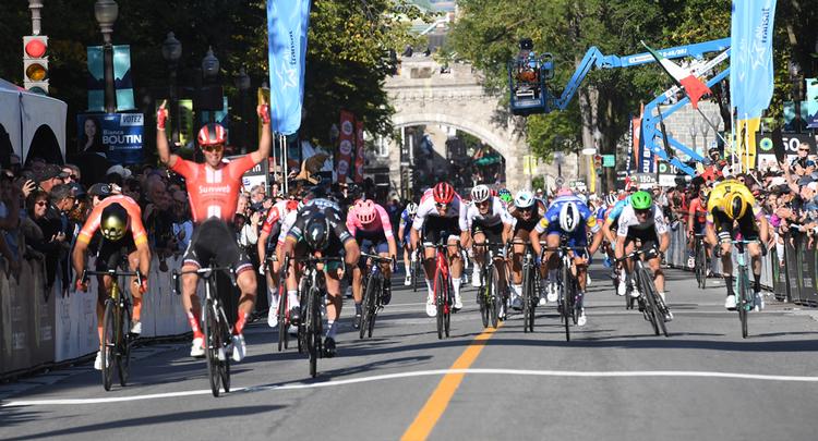 Michael Matthews har tid til at juble, mens Peter Sagan til højre for ham og Greg van Avermaet kæmper om andenpladsen med førstnævnte som vinder. Foto: Grand Prix Quebec. 