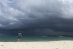 En kvinde fotograferet på stranden i Nassau.  Foto: Andrew Caballero-reynolds/Ritzau Scanpix