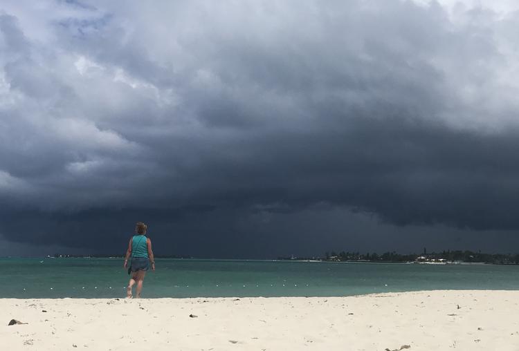 En kvinde fotograferet på stranden i Nassau.  Foto: Andrew Caballero-reynolds/Ritzau Scanpix