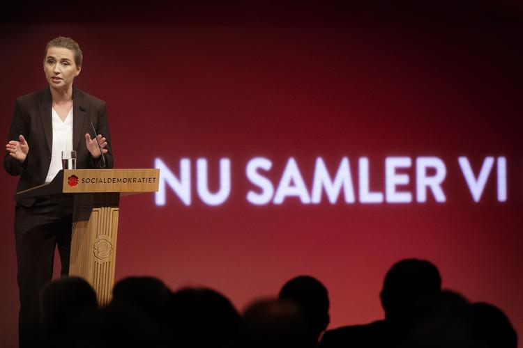 Socialdemokratiets formand, statsminister Mette Frederiksen, på talerstolen under Socialdemokratiets kongres i Aalborg Kongres og Kulturcenter i dag. Foto: Martin Lehmann/POLFOTO
