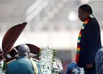 
    Zimbabwes  præsident Emmerson Mnangagwa giver sin sidte respekt til Robert Mougabe. REUTERS/Siphiwe Sibeko
   Foto: Siphiwe Sibeko/Ritzau Scanpix
