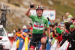 Den 20-årige slovener Tadej Pogacar triumferer ved det sidste møde med bjergene i Vuelta a España. Foto: Unipublic/Photogomez Sport. 