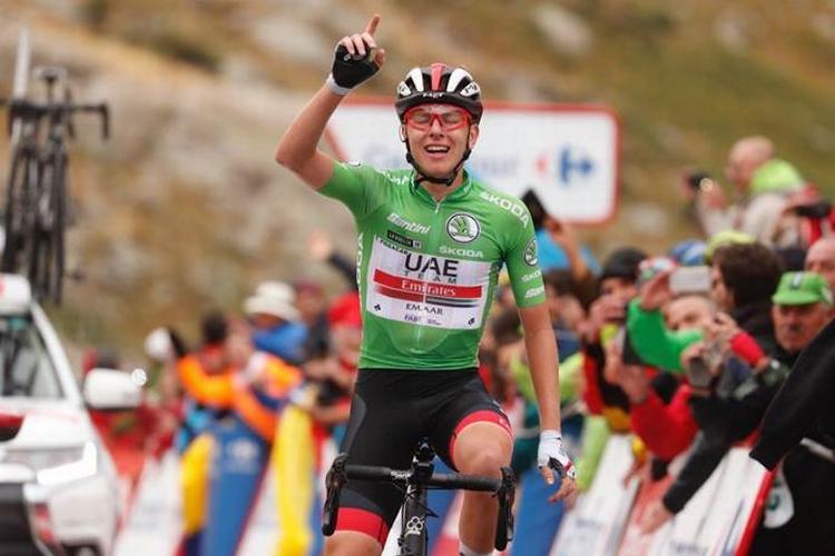 Den 20-årige slovener Tadej Pogacar triumferer ved det sidste møde med bjergene i Vuelta a España. Foto: Unipublic/Photogomez Sport. 