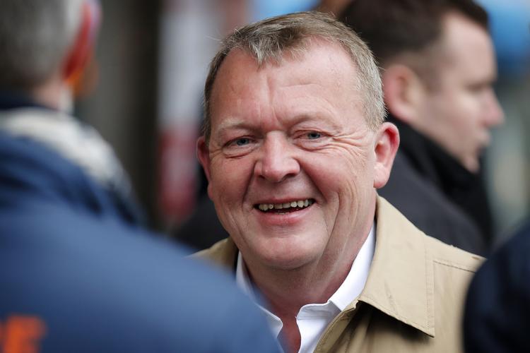  Lars Løkke Rasmussen fotograferet under valgkampen, da han delte valgmateriale ud på Nørreport Station.
   Foto: Jens Dresling/POLFOTO