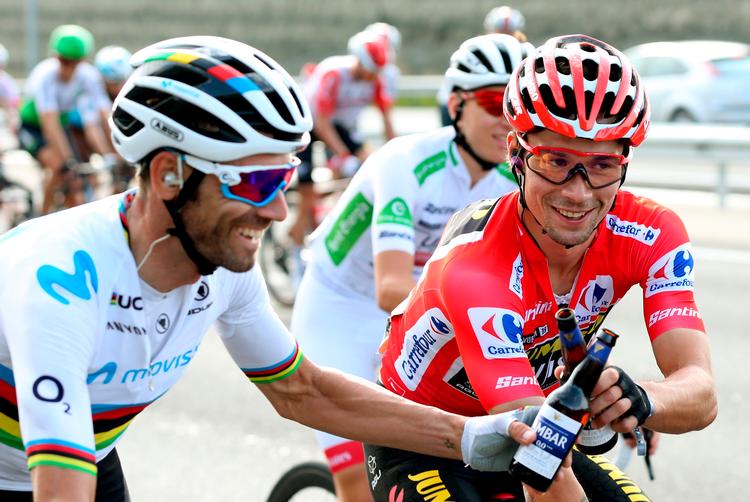 Vueltaens nr. 1 og 2, Primoz Roglic (th.) og verdensmesteren Alejandro Valverde skåler med hinanden på sidste etape. Foto: Javier Lizon/Ritzau Scanpix