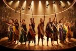 Energisk kaster et lokalt kvindekor sig ud i en rituel dans om, hvem vi lukker ind , og hvem vi lukker ude. I samfundet såvel som i teatret.   Foto: Catrine Zorn