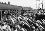 
Frivillige fra Frikorps Danmark bliver hyldet, da de rejser fra Hellerup station med retning mod østfronten i 1941.
   Foto: Tage Christensen/POLFOTO