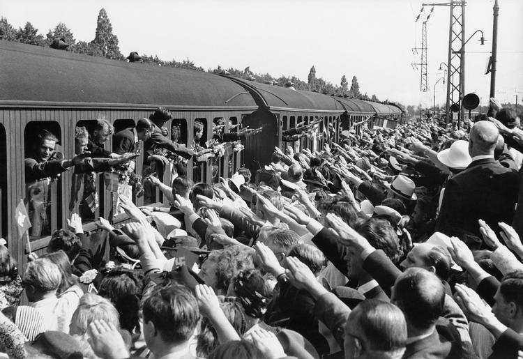 
Frivillige fra Frikorps Danmark bliver hyldet, da de rejser fra Hellerup station med retning mod østfronten i 1941.
   Foto: Tage Christensen/POLFOTO