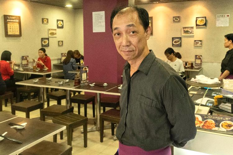 Selv om Tong Shing har færre kunder i sin restaurant, mener han, at demonstrationerne mod regeringen i Hongkong er nødvendige. Foto: Claus Blok Thomsen