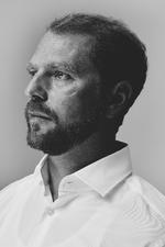 Mikkel Frey Damgaards bog læner sig op ad tidens besættelse af den store livsfortælling, men gør det med journalistikkens metoder. Foto: Søren Rønholt