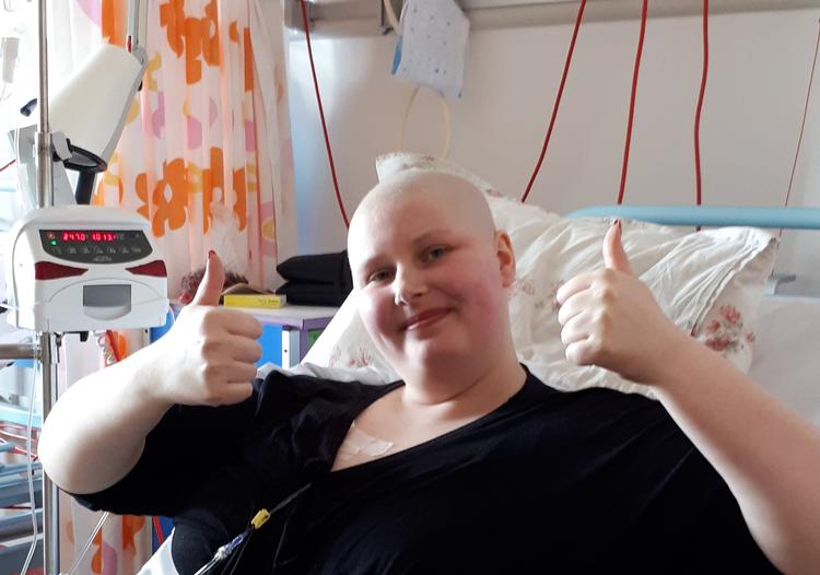 24-årige Emma Holbek fik konstateret knoglekræft i juni 2016. Undervejs i sit behandlingsforløb har hun mest postet positive ting på Instagram for at få noget positivt retur, fortæller hun. Privatfoto fra Emma Holbeks Instagram-profil 