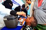 Et barn i Yemen får oral vaccine mod kolera, der er et stort problem i det konfliktfyldte land.  Foto: Mohammed Huwais/Ritzau Scanpix