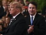 Donald Trump er igen på krigsstien og højesteretsdommer Brett Kavanaugh (th). forsvarer  Foto: Brendan Smialowski/Ritzau Scanpix
