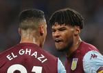 Tyrone Mings (th.) og Anwar El Ghazi var slet ikke gode holdkammerater, da deres hold Aston Villa mandag aften tog imod West Ham i Premier League og spillede 0-0.   Foto: Carl Recine/Ritzau Scanpix