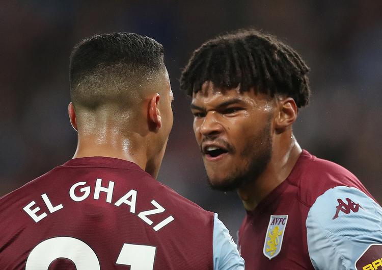 Tyrone Mings (th.) og Anwar El Ghazi var slet ikke gode holdkammerater, da deres hold Aston Villa mandag aften tog imod West Ham i Premier League og spillede 0-0.   Foto: Carl Recine/Ritzau Scanpix