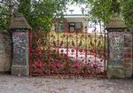 De ikoniske røde porte ved indgangen til Strawberry Field. Nu er der blevet åbnet for offentligheden. Foto: PR