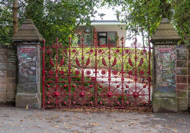De ikoniske røde porte ved indgangen til Strawberry Field. Nu er der blevet åbnet for offentligheden. Foto: PR