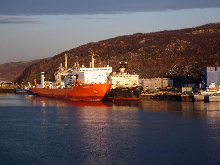 Det russiske skib Sevmorput ( tv.) er netop sejlet ind i dansk farvand. Her ses den sammen med atomisbryderen NS Sibir, der ikke længere er i brug. (r.).Foto: Wikimedia Commons Foto: /Wikimedia Commons