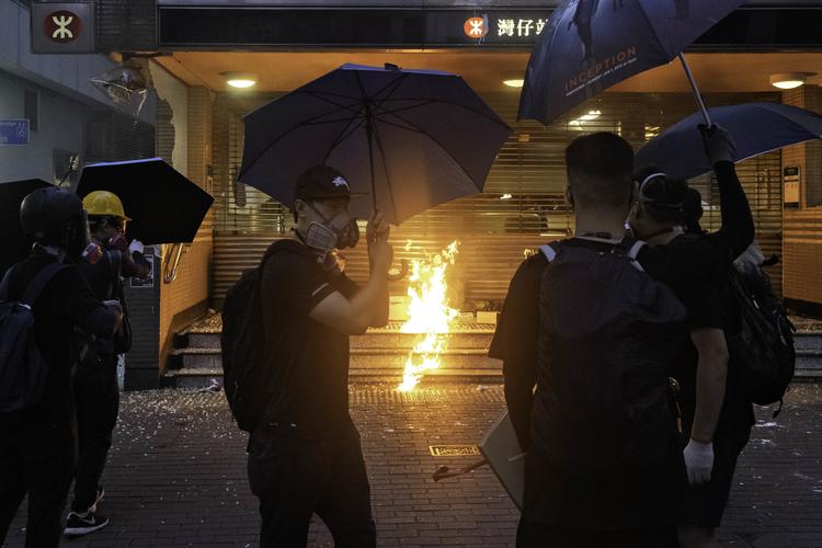 Demonstranter forsøgte sidste weekend at sætte ild til metrostationen Wan Chai i Hongkong. Der blev også kastet med sten og molotovcocktails, mens politiet brugte tåregås. Foto: Claus Blok Thomsen