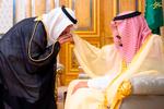 Prins Abdulaziz bin Salman, ny olieminister i Saudi-Arabien, kysser sin far, Kong Salman's hånd ved udnævnelsen tidligere i september.
  
   Foto: -/Ritzau Scanpix