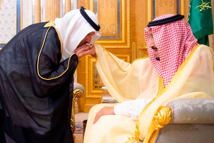 Prins Abdulaziz bin Salman, ny olieminister i Saudi-Arabien, kysser sin far, Kong Salman's hånd ved udnævnelsen tidligere i september.
  
   Foto: -/Ritzau Scanpix