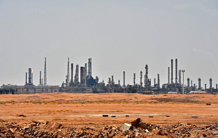 
Verdens største olieproducent, saudiske Aramco, blev hårdt ramt af luftangrebet mod to af selskabets olienalæg i lørdags. Her ses et Aramco-anlæg i al-Khurj-området syd for Saudi-Arabiens hovedstad Riyadh. Foto: Fayez Nureldine/Ritzau Scanpix