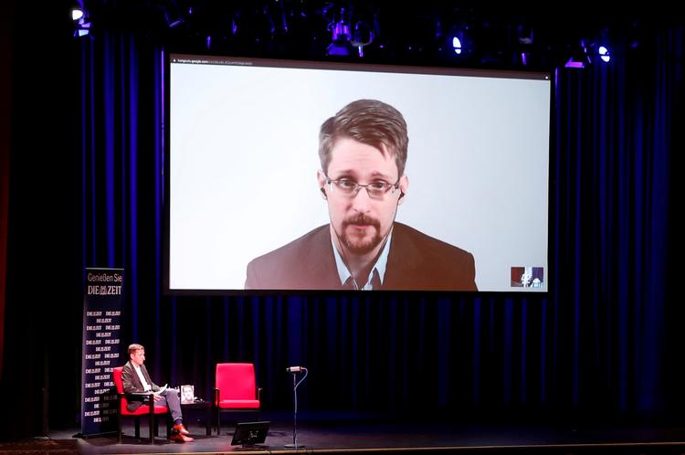 Edward Snowden har flere gange tidligere deltaget i debatter fra sit eksil i Rusland. Her er han i samtale med journalist Holger Stark i Berlin om sin bog 'Permanent Record'.  Foto: Fabrizio Bensch/Ritzau Scanpix