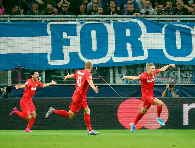 Erling Braut Håland  (th.) havde en stor aften i Salzburg og jubler her over sit første mål i kampen mod Genk sammen med blandt andre den danske forsvarsspiller Rasmus Kristensen (i midten).  Foto: Krugfoto/Ritzau Scanpix