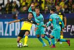 Thomas Delaney spillede en stor kamp for Dortmund. Her presses han af blandt andet Lionel Messi. Foto: Wolfgang Rattay/Ritzau Scanpix