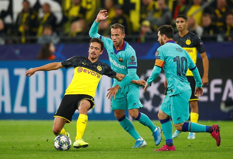 Thomas Delaney spillede en stor kamp for Dortmund. Her presses han af blandt andet Lionel Messi. Foto: Wolfgang Rattay/Ritzau Scanpix