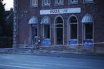 Alle vinduer og døren i facaden af Pizza 73 er blevet knust.  
   Foto: Jens Dresling/POLFOTO