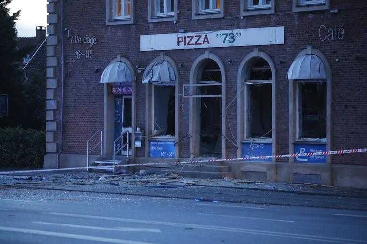 Alle vinduer og døren i facaden af Pizza 73 er blevet knust.  
   Foto: Jens Dresling/POLFOTO