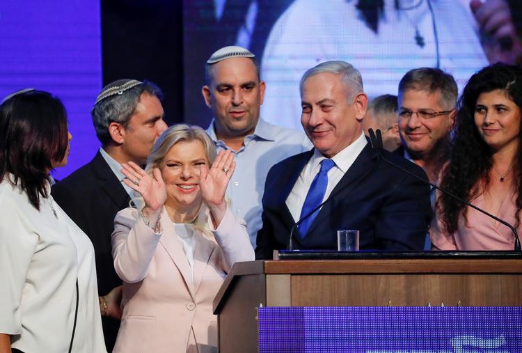 Sara Netanyahu klapper ved siden af sin mand, Israelis regeringschef, Benjamin Netanyahu, som ikke er sikker på, at han kan fortsætte.  Foto: Ammar Awad/Ritzau Scanpix