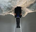 I Peter de Cuperes skyværk bliver synets forventninger  konfronteret med en overvældende røgduft, mens Lauren Kalmans guldtunge vækker et næsten fysisk ubehag.   Foto: Peter de Cupere