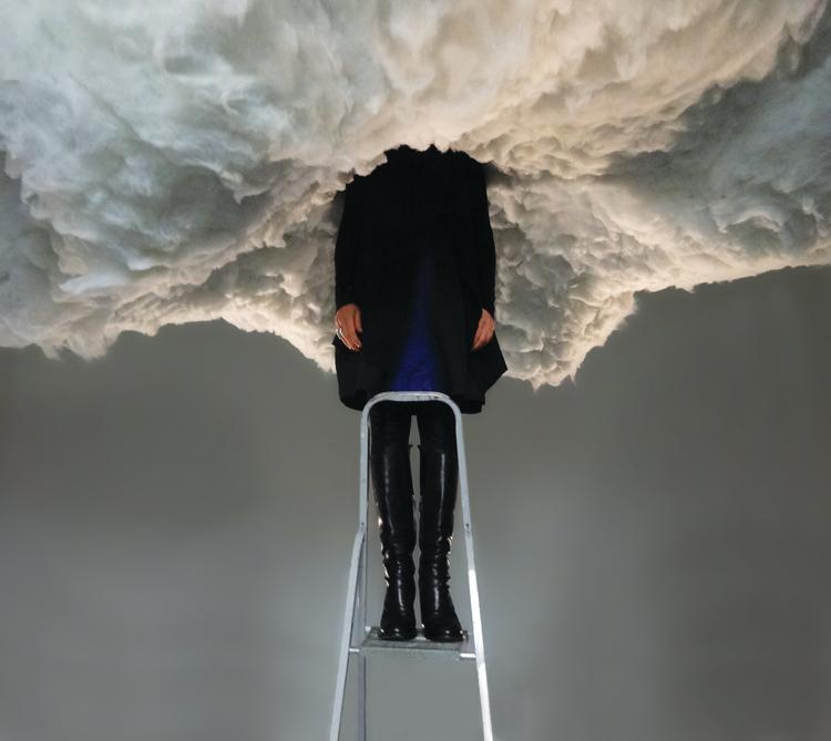 I Peter de Cuperes skyværk bliver synets forventninger  konfronteret med en overvældende røgduft, mens Lauren Kalmans guldtunge vækker et næsten fysisk ubehag.   Foto: Peter de Cupere