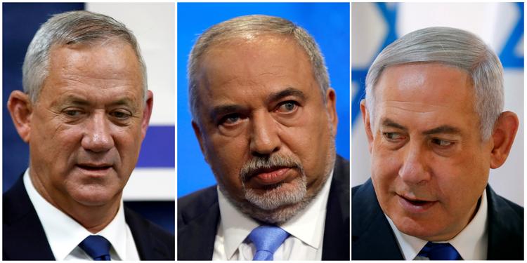 Manden i midten, Avigdor Lieberman, kan nu bestemme, om Netanyahu eller Gantz skal være Israels næste regeringsleder. Foto: Amir Cohen/Ritzau Scanpix