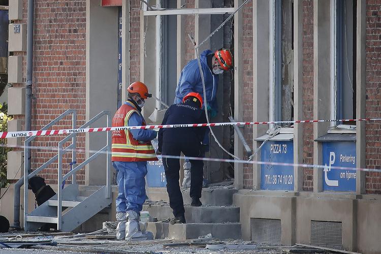 
    Politiets teknikere, forsvarets ammunitionsryddere og Beredskabsstyrelsen har onsdag arbejdet på gerningsstedet ved det pizzeria på Jyllingevej i København, der i morges blev ramt af en eksplosion.


































   Foto: Jens Dresling/POLFOTO