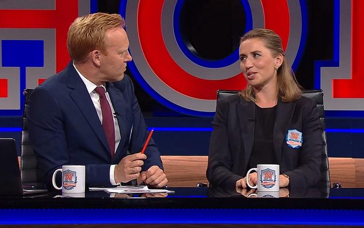 Mette Frederiksen viste sig fra sin mest charmerende side, da hun gæstede 'Natholdet'.  Foto: Skærmdump, TV 2