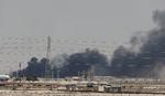 Røg ses stå op fra et de to olienalæg, som er ejet af olieselskabet Aramco, som har monopol på olieudvinding i hele Saudi-Arabien. Iran var involveret i droneangrebet, lyder det nu fra Saudi-Arabien.  Foto: Hamad I Mohammed/Ritzau Scanpix