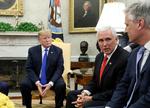 USA's præsident, Donald Trump, har fået en ny national sikkerhedsrådgiver. Robert O'Brien ses til højre ved siden af vicepræsident Mike Pence, præsidenten selv og til venstre i billedet, Danny Burch, en olieingeniø, som blev taget som gidsel i Yemen i september 2017. O'Brien var på det tidspunkt gidselforhandler.  Foto: Jonathan Ernst/Ritzau Scanpix