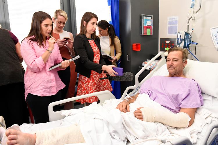 Vandrer Neil Parker taler med pressen under sin indlæggelse på Princess Alexandra Hospital i Brisbane, Australien. Han faldt seks meter ned ved at vandfald og fik flere brud.  Foto: Albert Perez/Ritzau Scanpix