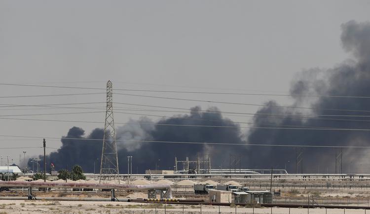 
    Lørdag den 14. september blev saudi-araskie olieanlæg udsat for to angreb. Saudi-Arabien anklager Iran for at stå bag angrebene, som Iran nægter at have kendskab til. 
   Foto: Hamad I Mohammed/Ritzau Scanpix