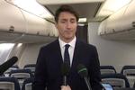 Justin Trudeau om bord på sit kampagnefly, hvor han undskylder.  Foto: Cbc/Ritzau Scanpix