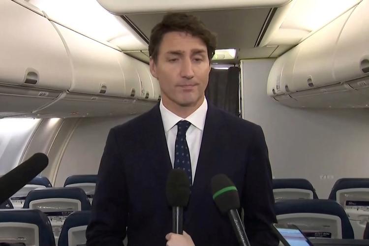 Justin Trudeau om bord på sit kampagnefly, hvor han undskylder.  Foto: Cbc/Ritzau Scanpix