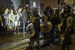 Dette billede er fra i søndags, hvor politiet pludselig kom stormende og slog ring om en gruppe demonstranter, som stod fredeligt på gaden. Foto: Claus Blok Thomsen