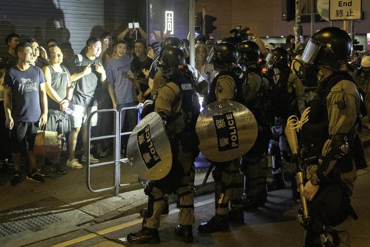 Dette billede er fra i søndags, hvor politiet pludselig kom stormende og slog ring om en gruppe demonstranter, som stod fredeligt på gaden. Foto: Claus Blok Thomsen