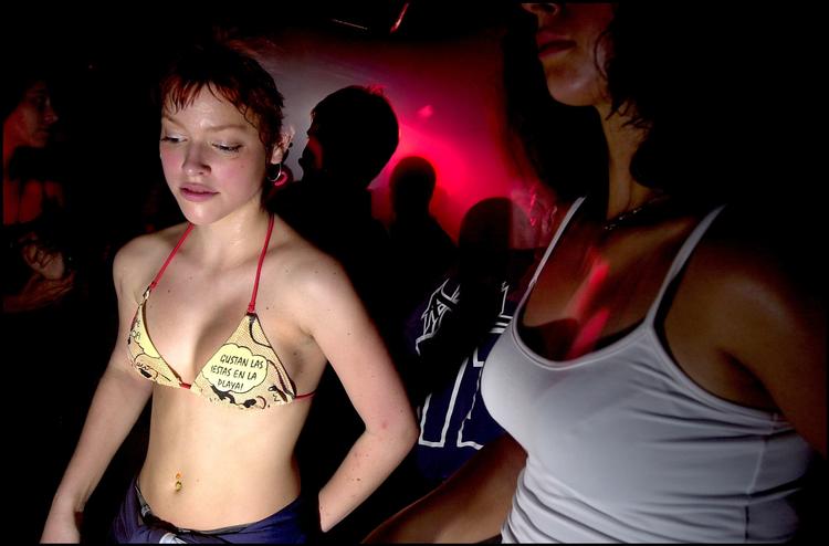 Unge ravere fester på Tresor Club, der er en af de technoklubber, der åbnede efter Murens fald og stadigvæk eksisterer.    Arkivfoto Mick Anderson