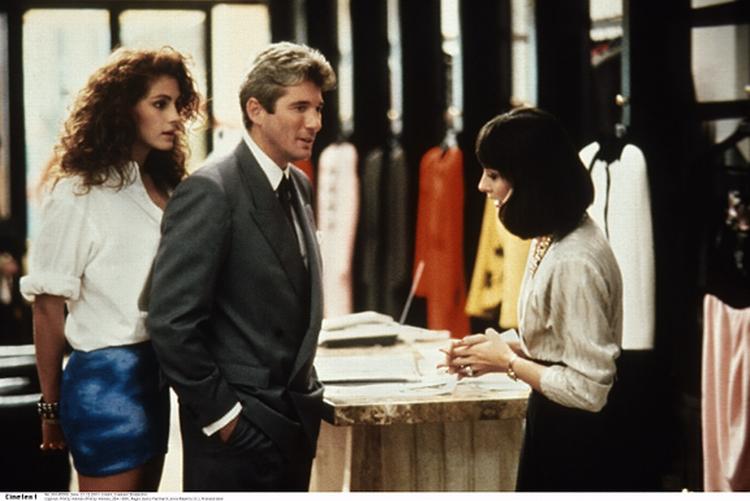 Julia Roberts er ude at købe tøj med Richard Gere i en af de mest ikoniske scener fra 'Pretty Woman'. Foto: Cinetext Bildarchiv/CINETEXT BILDARCHIV